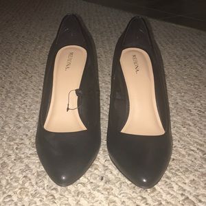 Black pumps